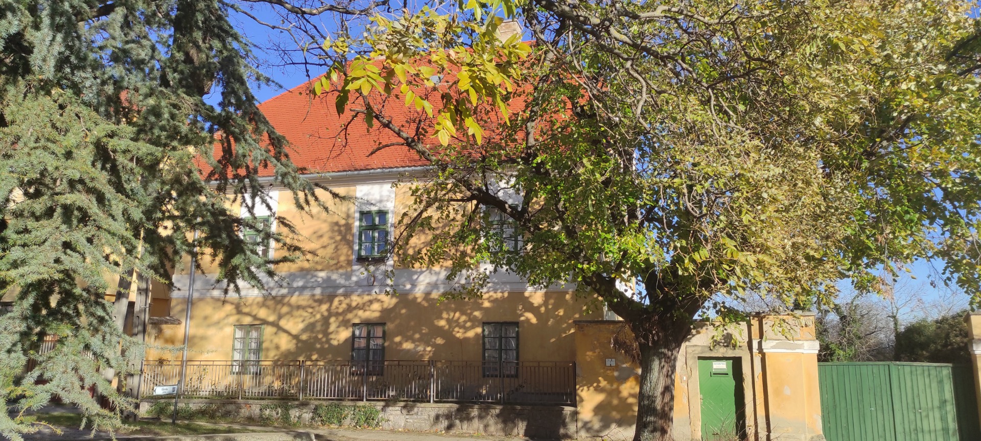 A pécsváradi plébánia épülete, Kossuth Lajos tér 16.