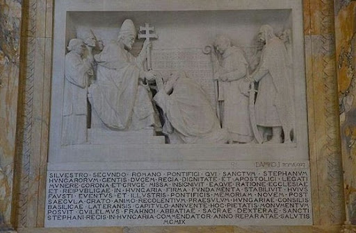 II. Szilveszter pápától koronát kér és kap Asztrik. A dombormű a lateráni székesegyházban látható