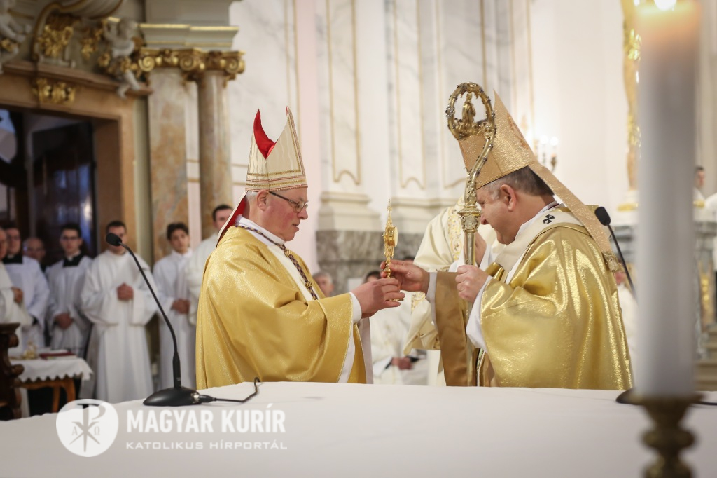 Bábel Balázs érsek átadja Szent Asztrik csontereklyéjét Antal Géza címzetes pécsváradi apátnak (Magyar Kurír, Fotó: Lambert Attila)